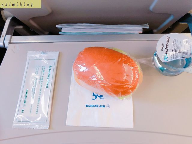 大韓航空の機内食のパンと水
