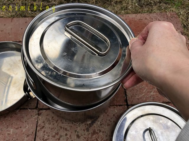 大きなサイズの鍋に一回り小さいサイズの鍋を収納