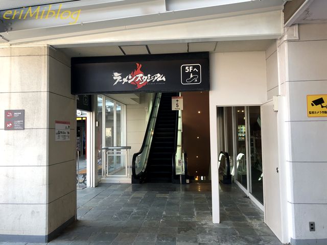 博多駅周辺の観光ならキャナルシティで噴水を見ながら一休み